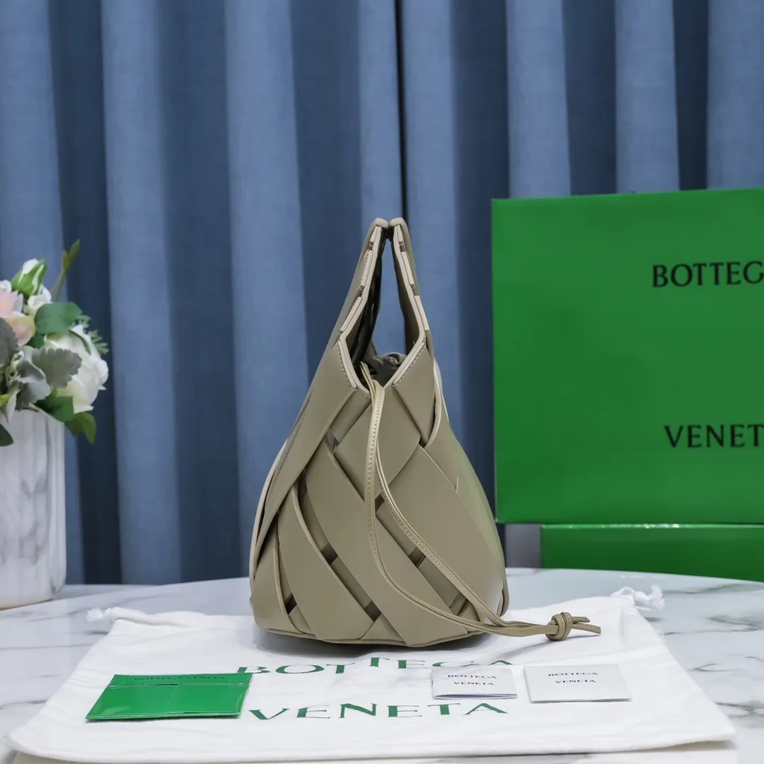 #B家 🔥4042 new autumn and winter styles are here! This is a creative handbag that looks super high-end. French calfskin scissor handbag. The inner bag can be actively used separately. Paper nylon drawstring bag. Magnetic handle opening and closing makes the whole bag calm and practical. Innovative concepts and classics coexist, making you feel the modern realm of art and elegance. Size 31x30.5x17.5, model: 6610#